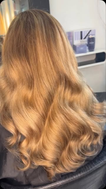 Goldbraune Balayage-Wellen von hinten