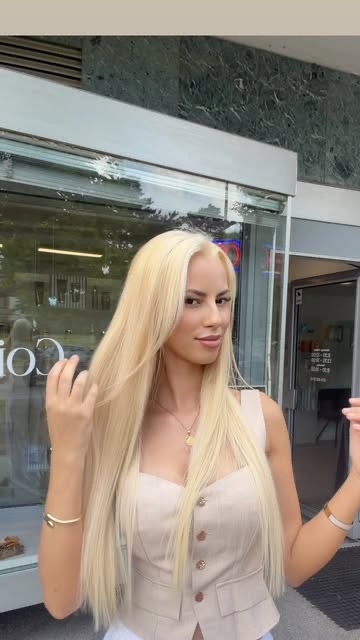 Langes blondes Haar mit Extensions