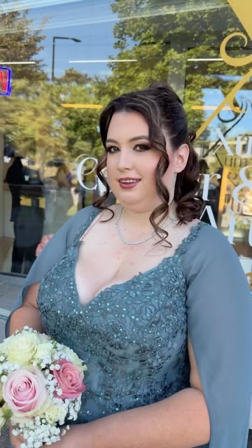 Festliche Frisur und Make-up, Blumenstrauss in der Hand